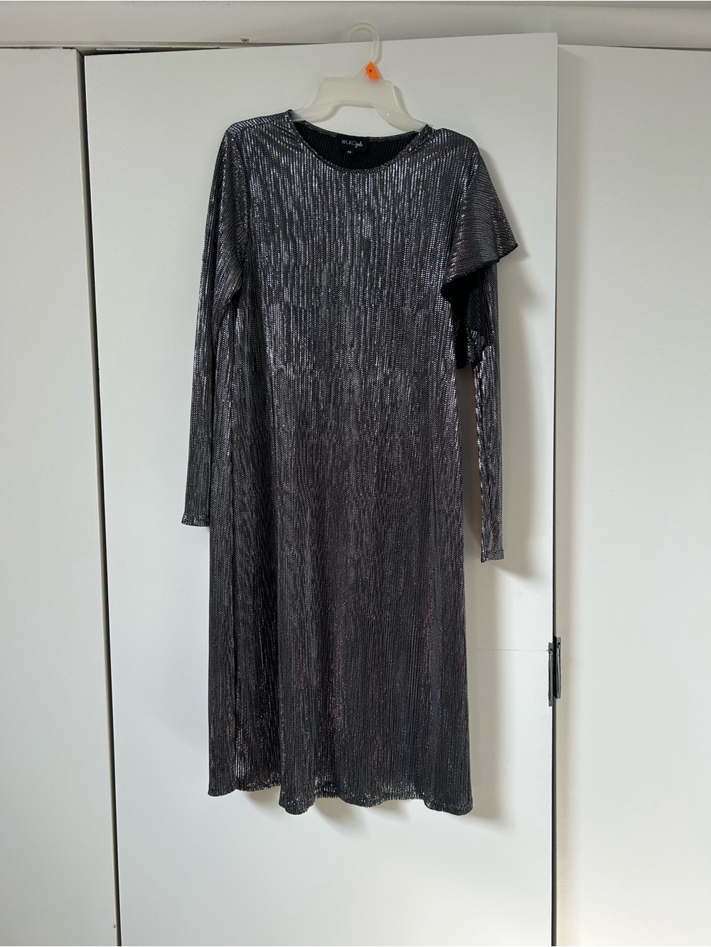 Shimmering Black Long-Sleeve Pleated Midi Dress